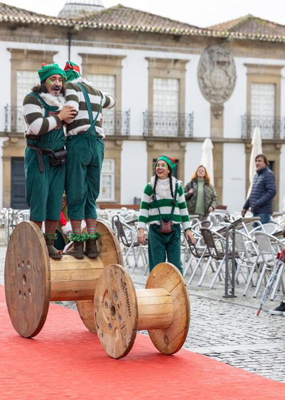 street-performance-circus-in-esposende-christmas-is-coming